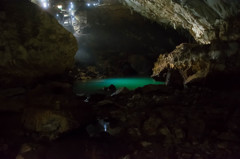 洞窟の中の泉