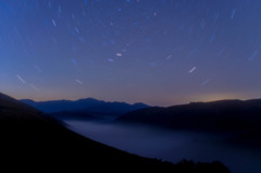 雲海に輝く星々