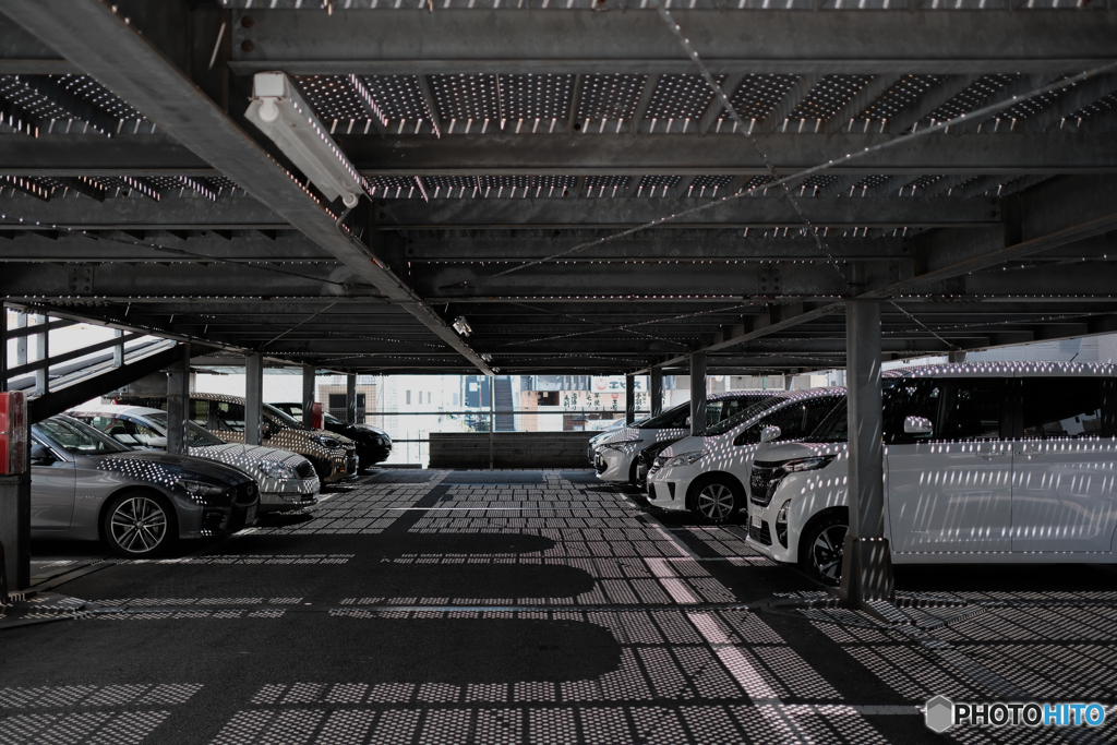 駐車場の影