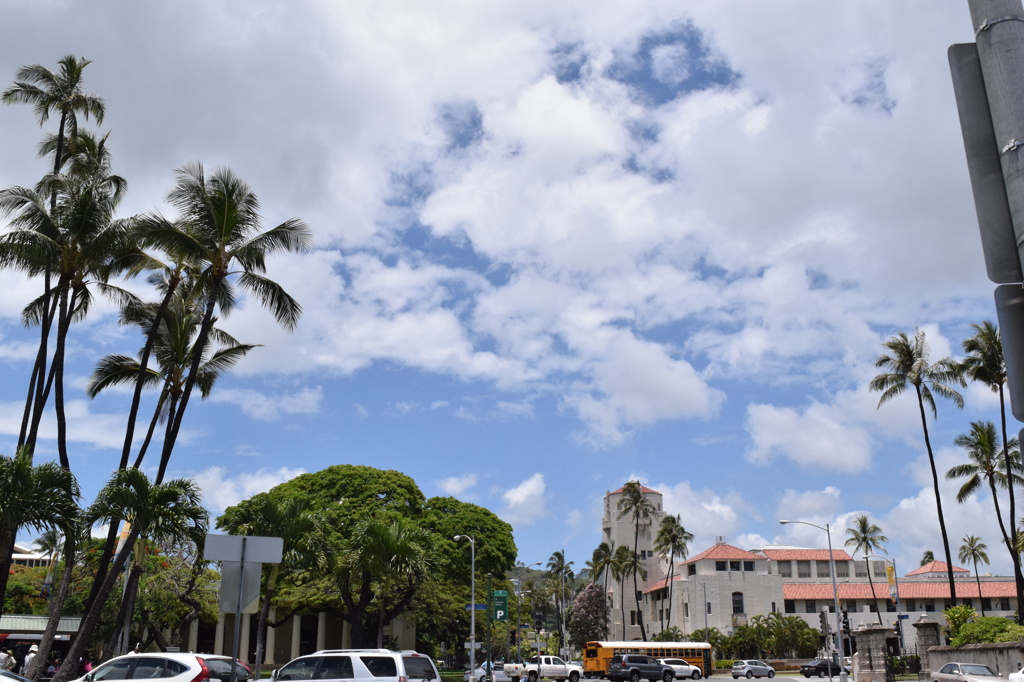 ハワイの街並みと空