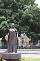 ハワイ州庁舎横の像