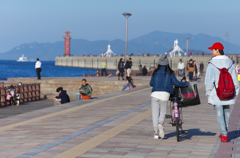 楽しいそうなカップルと一人遠くを見る人