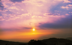 雲の合間に朝日