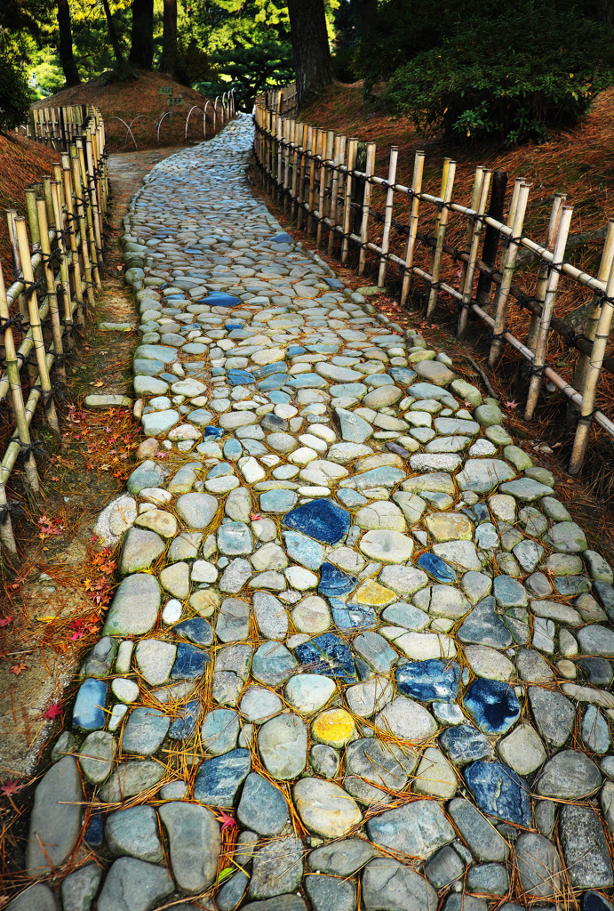 石畳の小道と落ち葉