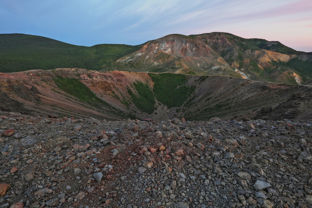 吾妻小富士の火口と一切経山