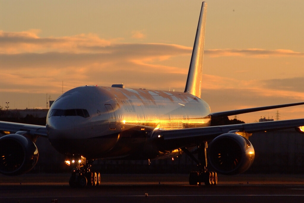 ITMの朝焼け✈Boeing777-200