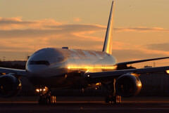 ITMの朝焼け✈Boeing777-200