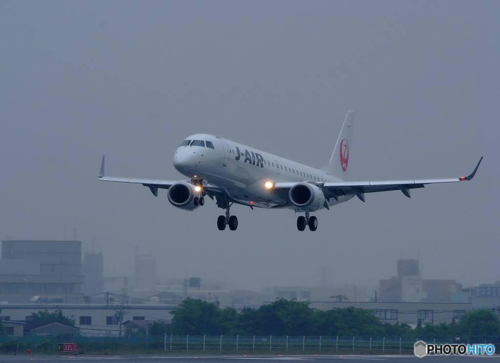 雨のEmbraer ERJ-190 