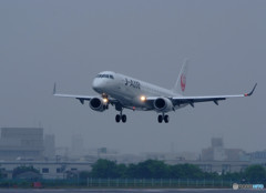 雨のEmbraer ERJ-190 