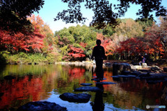 紅葉を駆ける少年