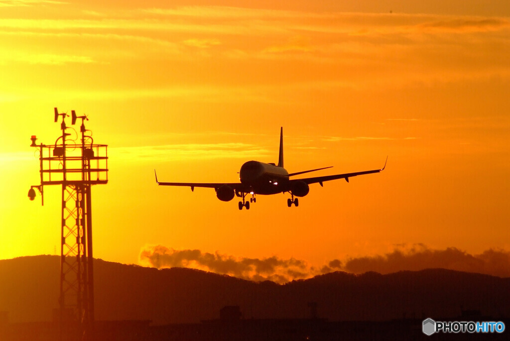 朝焼けに飛ぶ✈Embraer 190