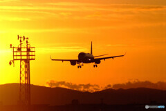 朝焼けに飛ぶ✈Embraer 190
