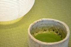 柔らかな明かりの下で