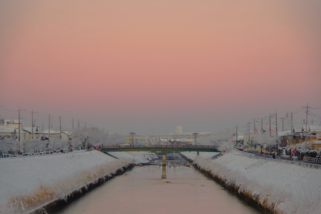 朝焼けと初雪に包まれ眠りから覚めた町