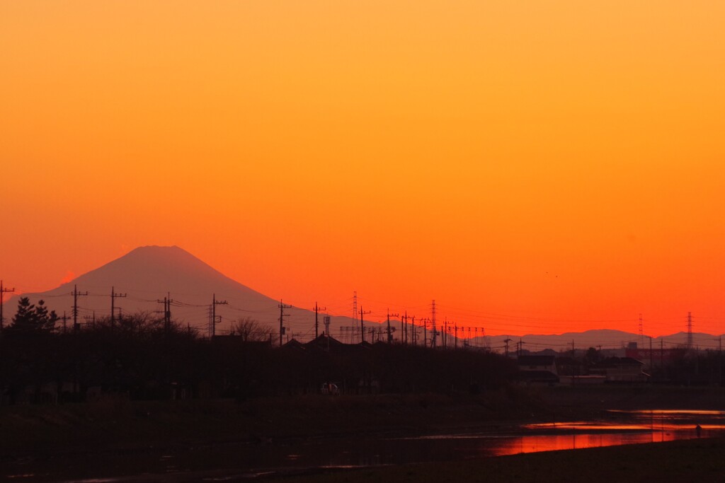 2023...夕暮れの川面-2