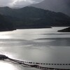 曇天のダム湖