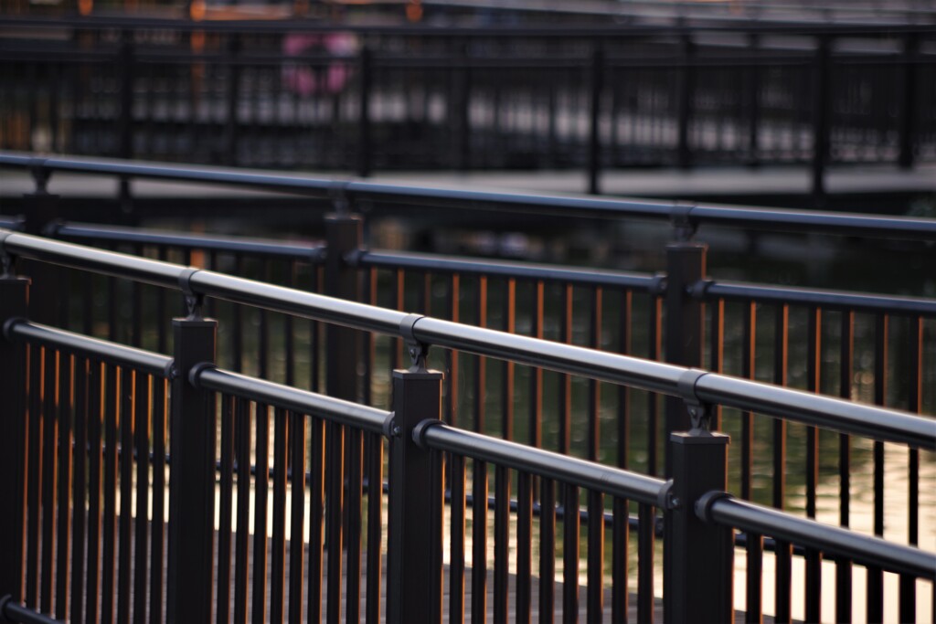 夕陽に照らされた欄干