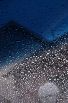 降り続く雨...