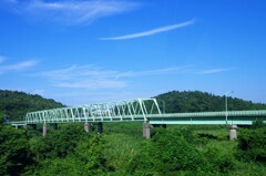 夏空とパステルカラーの橋