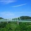 夏空とパステルカラーの橋