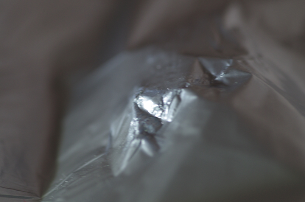 何？金属...な～んだ、ポリ袋じゃないか