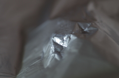 何？金属...な～んだ、ポリ袋じゃないか