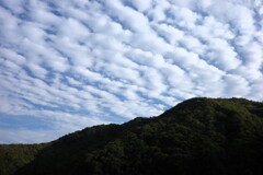 ダム湖の雲