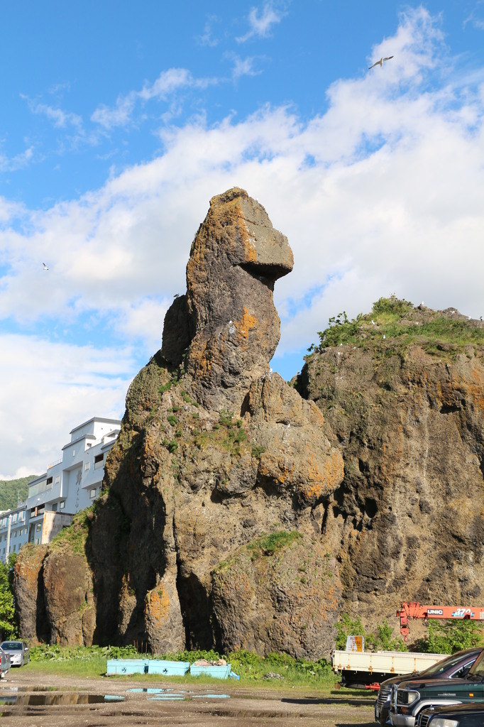 知床ウトロ港　ゴジラ岩