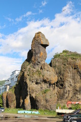 知床ウトロ港　ゴジラ岩