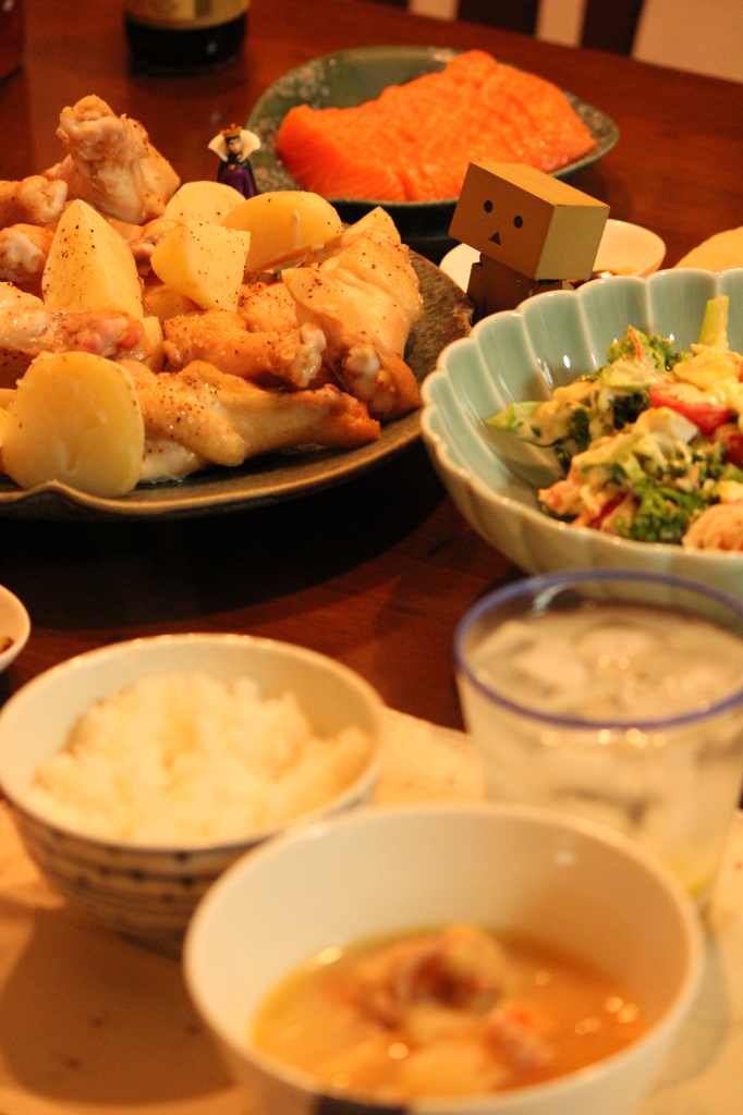 サーモンのお刺身とチキンのグリルの晩ごはん