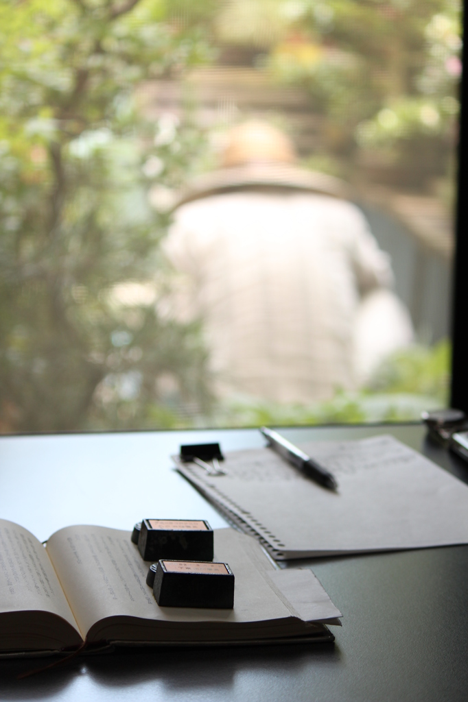 父の机と父の背中