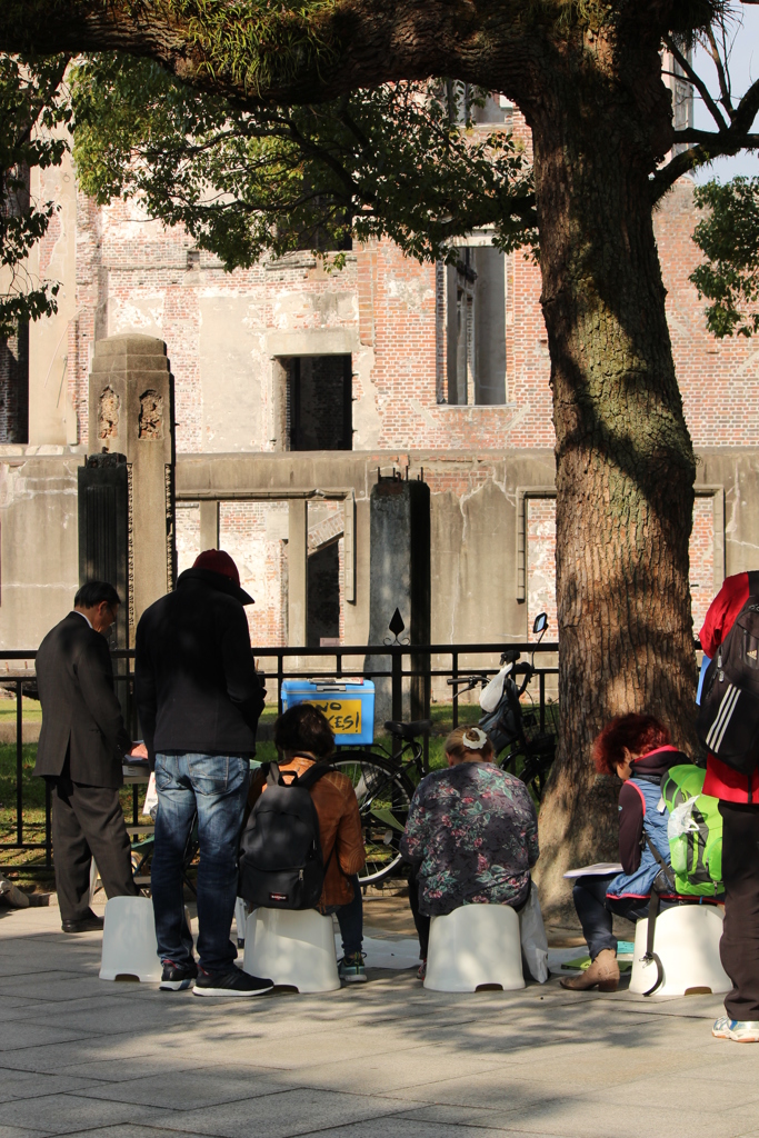 語り部さんの椅子はお風呂の椅子