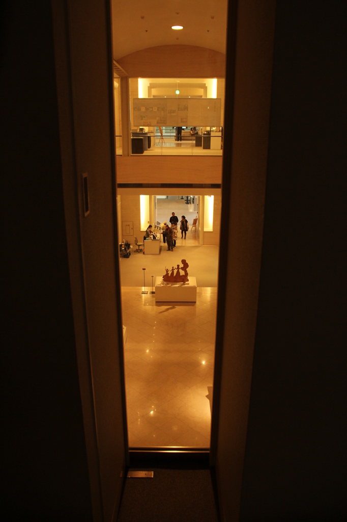 隙間からちょっと休憩。