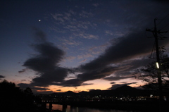 雨上がりの日没とおつきさま