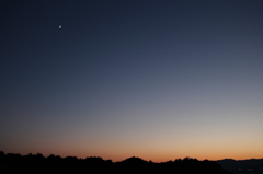 三日月と日没