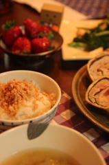 おあげさん巻き巻きといちごのばんごはん