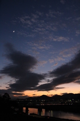 雨上がりの日没とおつきさま