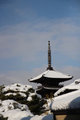 雪の八坂の塔