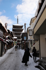 雪の八坂の塔