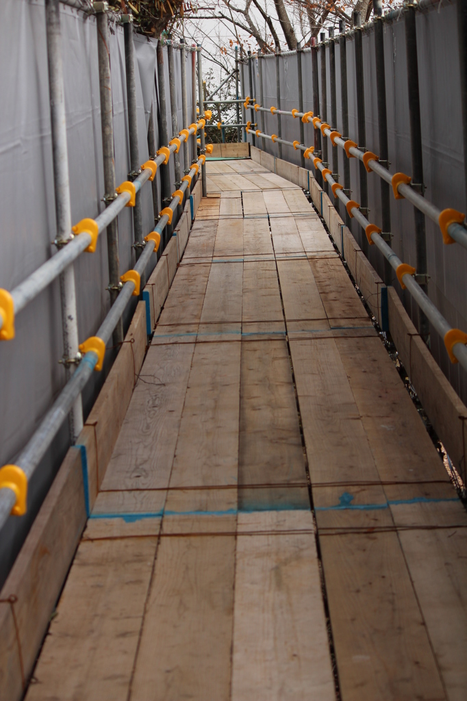 工事中の渡り廊下。