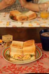 ベーコンエッグサンドの昼ごはん