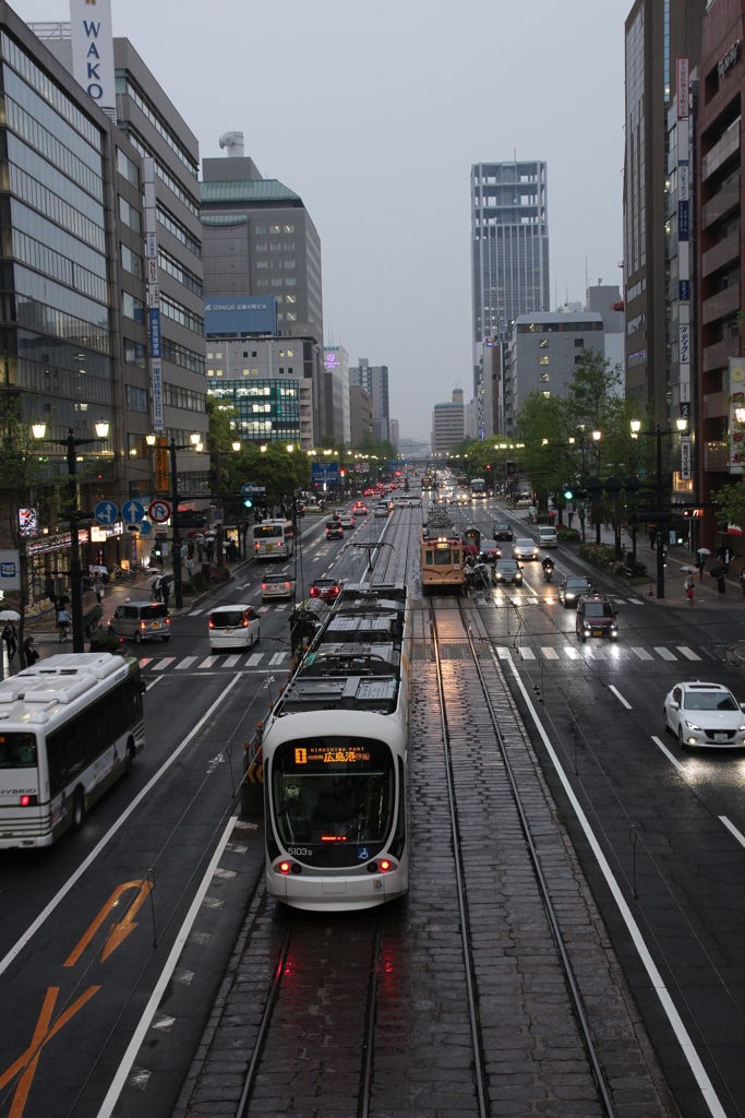 雨の街