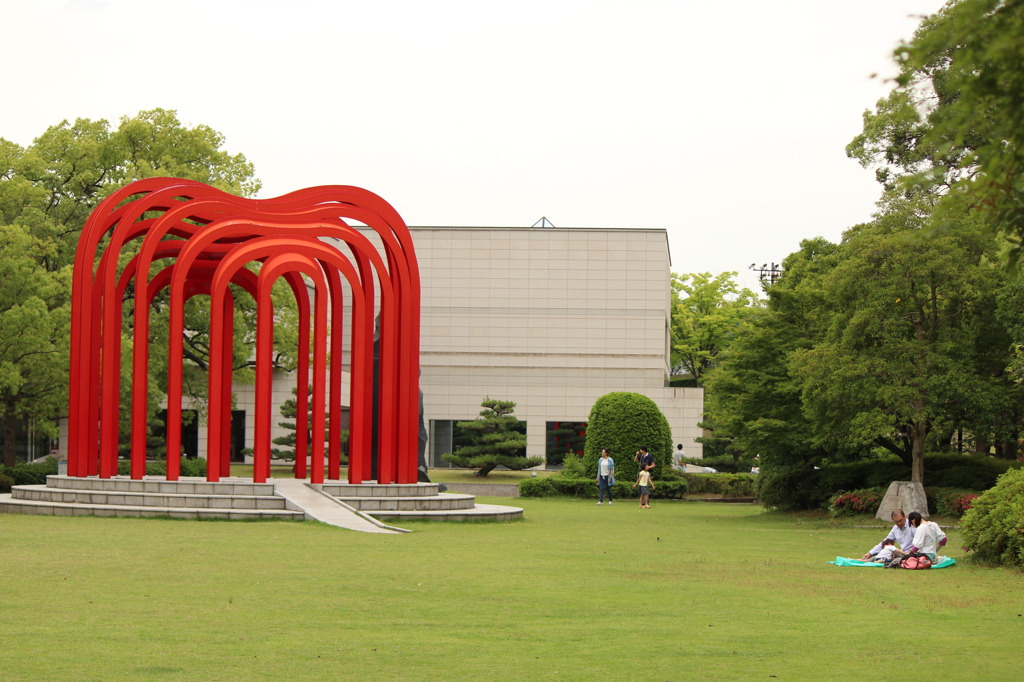 赤いオブジェの公園