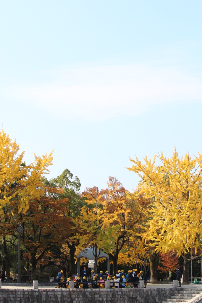 真っ黄色の平和公園