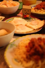 ミートソーススパなのになんで目玉焼き