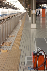 新幹線ホームのわたしのかばん