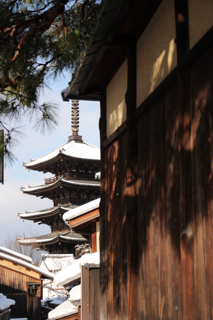 雪の八坂の塔