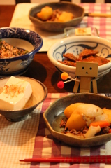 焼いたししとうと冷奴がかつおぶしでかぶってる。