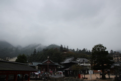 山けぶる