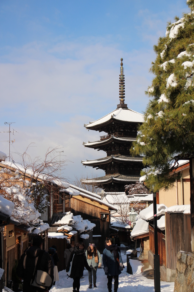 雪の八坂の塔